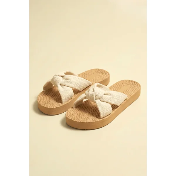 Sandales à brides nouées