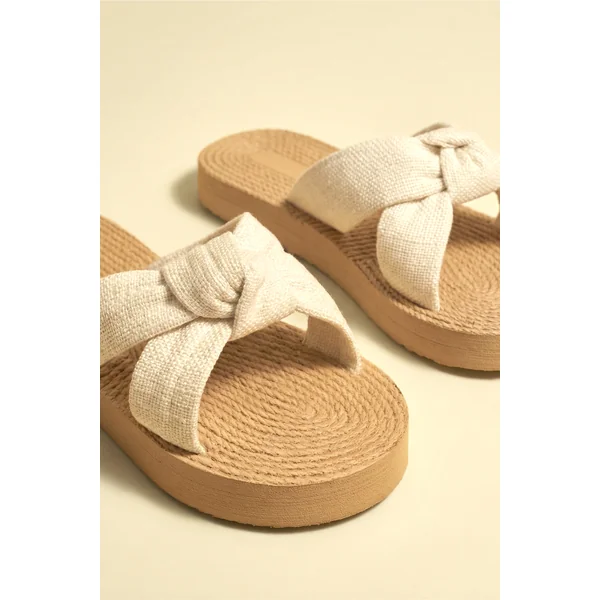 Sandales à brides nouées