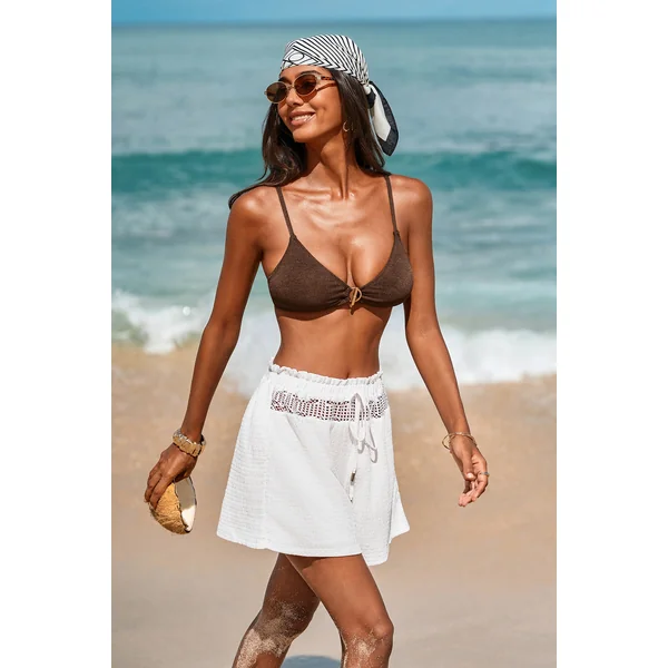 Short blanc au style romantique et léger