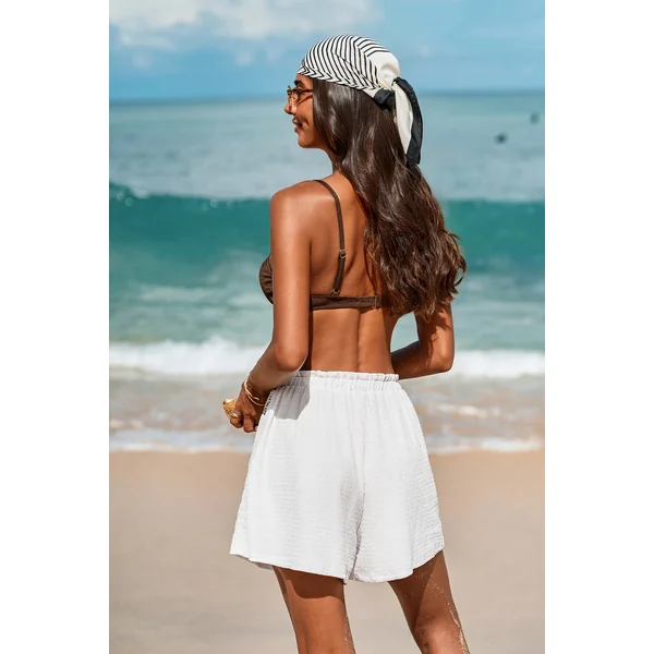 Short blanc au style romantique et léger