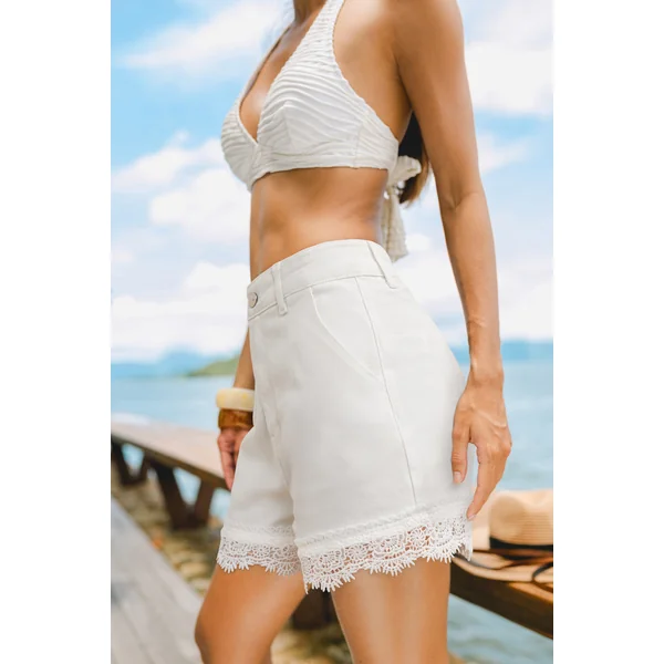 Short blanc garniture en dentelle