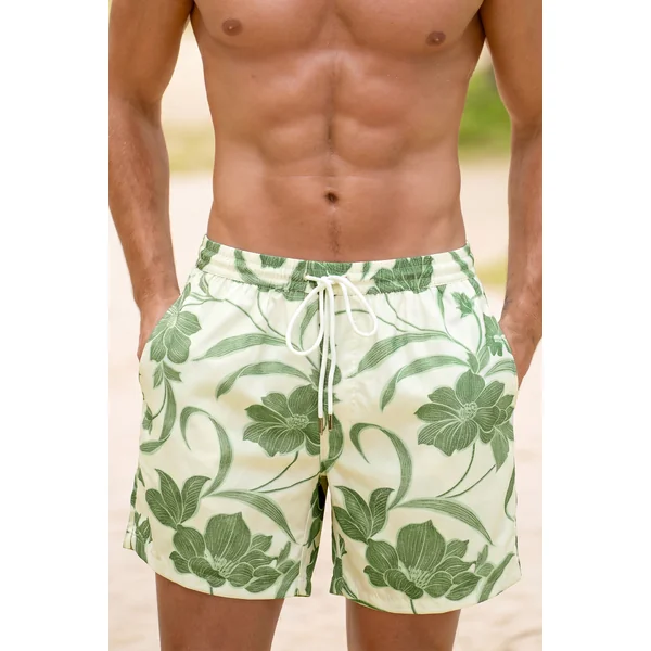 Short de bain floral au style estival