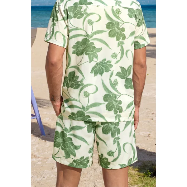 Short de bain floral au style estival