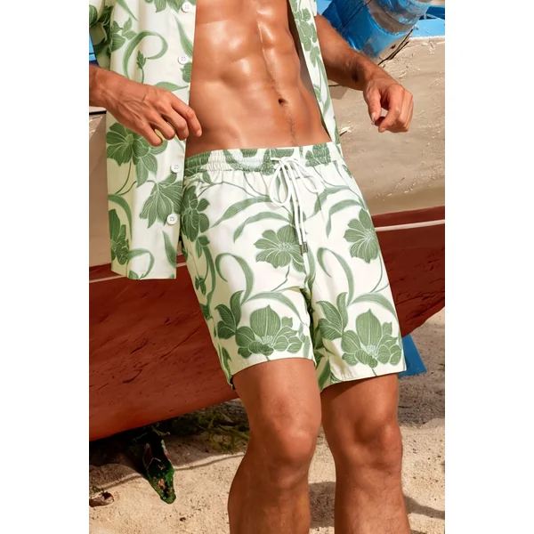 Short de bain floral au style estival