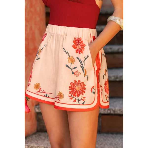 Short fleuri à l’esprit printanier