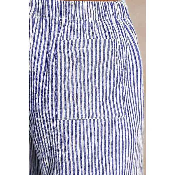 Short seersucker à rayures fines avec jambe droite