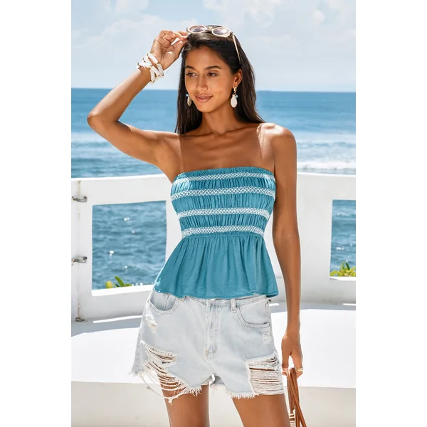 Top bleu aux détails soignés