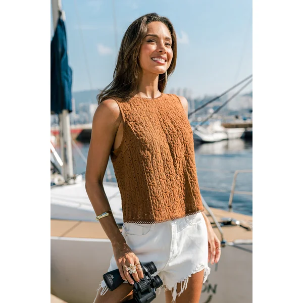 Top marron au style naturel