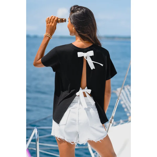 T-shirt noir col rond détails nœud papillon